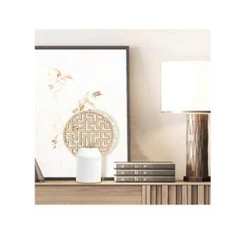 Album và bình hoa trắng